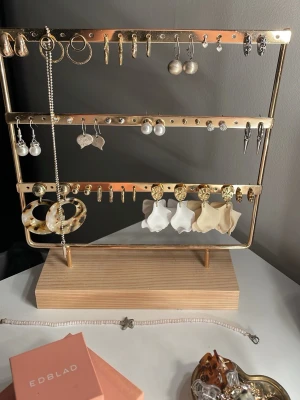 Olika smycken 🤍🤍 - Säljer olika smycken då de inte används, alla är inte till salu men skriv till mig så kan vi diskutera priset🤍säljer fler smycken, gå in på min profil o kika 🥰