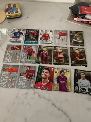 Säljer alla dessa limited edition fotbollskort  - 15 olika fotbollskort som kostar 40kr st.