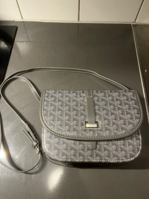 Grå axelväska  - Axel väska helt ny och oanvänd, jag skickar den inom 24 timmar, har även andra varor och märken i min profil så det är bara in och kolla