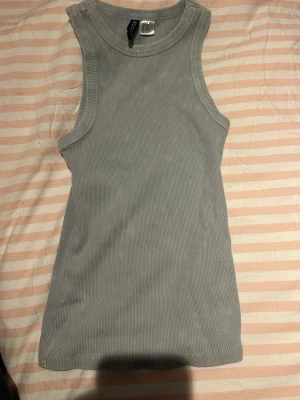 Linne - Grönt fint linne💚 små små ränder på linnet. Jätte bra skick. Inte använt mkt❗️