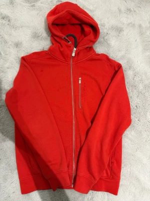 Sail racing tröja  - En röd Sail racing tröja i fint skicka. Tröjan är bekväm och varm. Inga defeketer. 