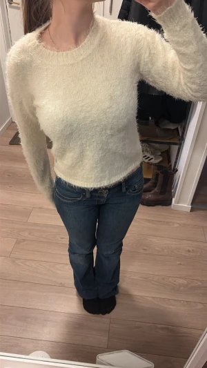 Lurvig stickad tröja  - Super söt välanvänd tröja i storlek 150! Den är lite urvtvättad men utan några andra defekter 💕