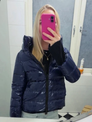 Herno Jacka - Säljer min super fina marinblå herno jacka!! Den funkar som en vinter/höst/vår jacka. Den är storlek 38 och passar alltså som XS. Säljer den för att jag vill köpa en annan färg💕💕