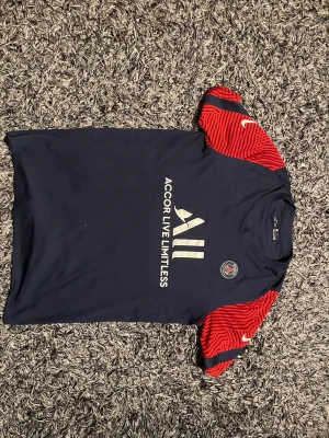 Psg tröja från 2021/22 - Psg träning t shirt i mycket bra skick. Den är skön och sitter bra längs kroppen. Perfekt för både träning och street wear!