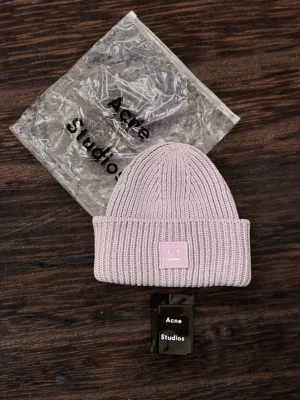 Acne Studios mössa - Säljer min mössa från acne studios, skriv vid frågor, priset är förhandlingsbart vid snabb affär och kan skicka direkt efter köpet 😊  Passar både män och kvinnor 😃