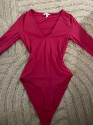 Rosa body med v-ringning - Super snygg rosa body från hm, använd 1 gång