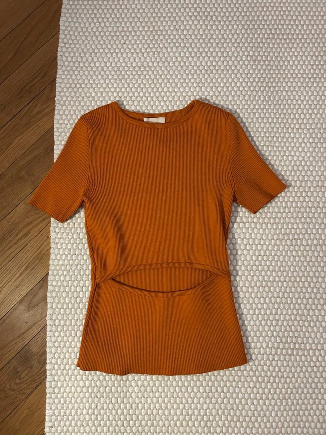 Ribbad orange topp med cut out