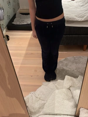 Mörkblåa juicy byxor - Säljer dom här jättefina juicy byxorna i storlek xxs❤️pris kan diskuteras ❤️❤️skriv om ni har några frågor❤️använt 2/3 gånger❤️