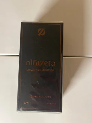Olfazeta Luxury Collection Parfym Bianco latte inspirerad  - Exklusiv parfym från Olfazeta Luxury Collection. Innehåller 50 ml extrait de parfum sopass att räcka länge. Ingredienser: alcohol denat, parfum, hexamethylindanopyran, coumarin, vanillin, benzaldehyde. Perfekt för dig som vill sticka ut med en lyxig touch.