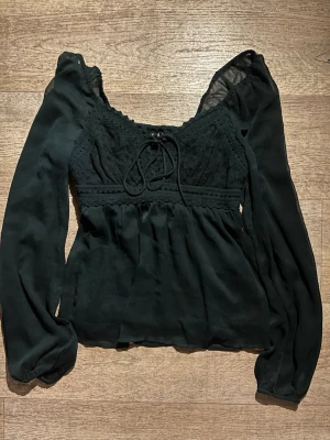 Fin blus  - Jätte fin blus från Vero Moda, använd en gång. Det är fina broderi detaljer och mesh material❤️ Orginal pris var 500kr