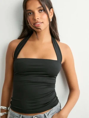 Svart halterneck topp från Nelly - Säljer en svart halterneck topp från Nelly i stretchigt material. Toppen är ärmlös och har en snygg, tight passform med breda band som knyts runt halsen. Knappt använd perfekt för fest❤️‍🔥