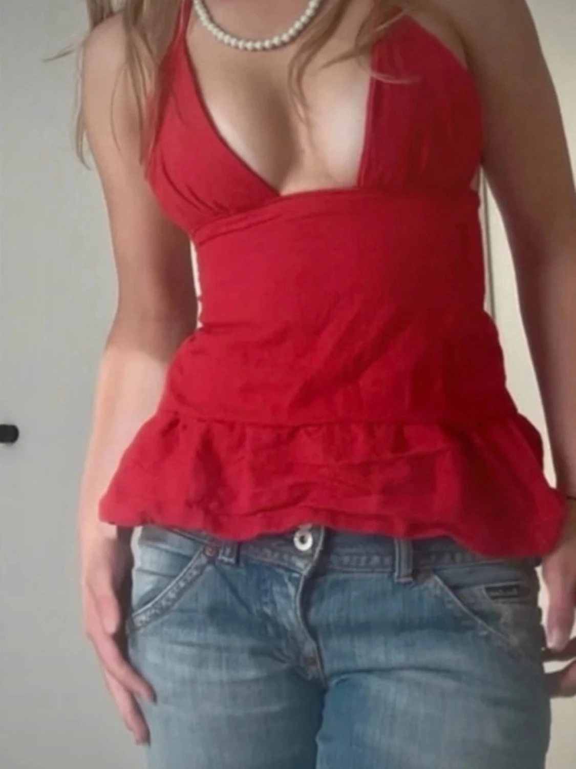 Röd omlott linnetopp med volang