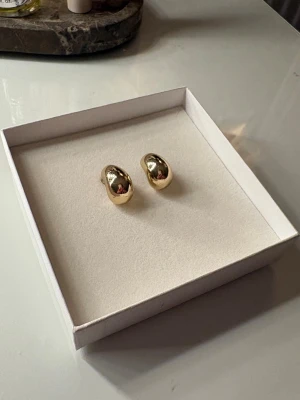 Guld örhängen - Super snygga guld örhängen som nästan aldrig är använda