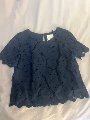 Spetts topp - Snygg spets topp💕 storlek 38💕pris kan diskuteras 💕