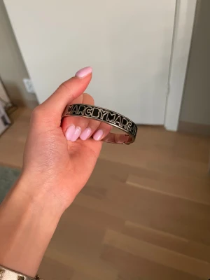 Snygg silverfärgad Marc by Marc Jacobs bangle - Detta är ett Marc By Marc Jacobs armband i silver och svart bakgrund. Mycket fint skick och inte mycket använd då det inte passar så bra. Pris går att diskutera! 💓💓