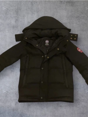 Canada Goose Wyndham Pufferjacka Svart S - ❄️ Canada Goose Wyndham Jacket! ❄️ Stilren och varm vinterjacka som klarar de kallaste dagarna 🧥🔥 Perfekt för vinterpromenader eller vardagsbruk – tidlös design och hög kvalitet!  💬Jag kan gå ner i pris vid snabb affär! Har du några frågor? Tveka inte att höra av dig! 😊
