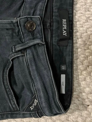 Svarta reaplay jeans  - Reaplay jeans i mycket fint skick.                                 Storlek W27.                                                                      Nypris=1250       vårt pris=299