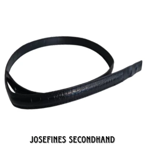 Svart fakeläder bälte - Svart bälte av fakeläder från 00-talet. Är i använt men fint skick.