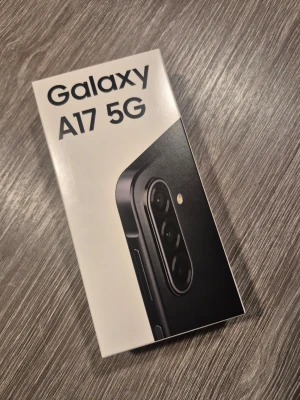 Galaxy A17 5G - Samsung Galaxy A17 5G är en modern smartphone med slimmad design (7,5 mm), 50MP OIS-kamera och 5G-stöd. Levereras i originalförpackning, perfekt skick. Säkerhetsuppdateringar och OS-stöd upp till 6 år. Perfekt för dig som vill ha en snabb och pålitlig mobil.Helt ny oöppnad.
