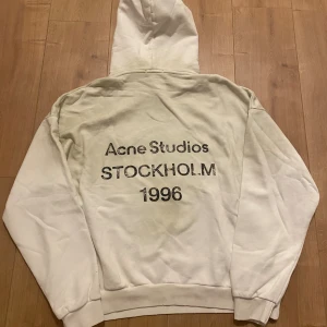 Acne Studios Stockholm 1996 hoodie  - Helt ny endast testad fåtal gånger.  Säljs då passformen inte riktigt är min stil tyvärr.  Äkta med verifiering av Vinted.  Storlek M. Skriv privat vid fler frågor.