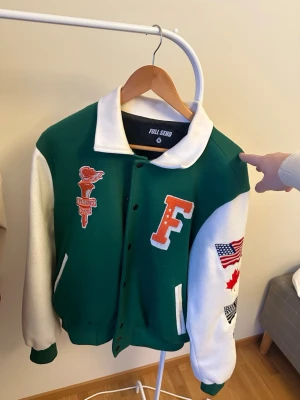 Nelk Fullsend jacka  - Varsity jacka från Nelk Boys Fullsend köpt 2020 som tyvärr inte används längre. Går knappt att få tag på nuförtiden. Sparsamt använd. Otrolig passform. Storlek M men passar även om man har S.