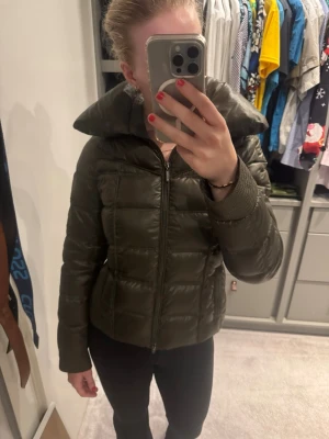 Jacka - Populär jacka i fin khaki färg. Från E&EX. Perfekt nu till detta väder!