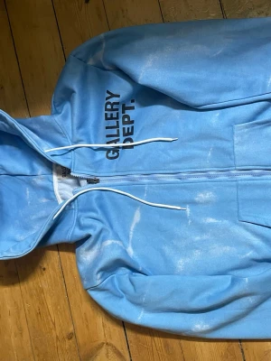 Blå Zip Up från Gallery Dept - Snygg blå zip-up med vita detaljer från gallery dept. Inga defekter. 