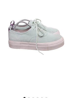 Eytys sneakers - Snygga sneakers från Eytys i mintgrönt mocka med vit platt sula och lila hälflik. Lite smutsiga på sulan och framme vid tårna men går säkert att tvätta bort en del!!