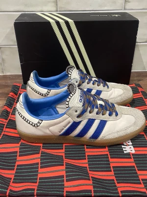 Adidas Samba Nylon Wales Bonner - Adidas Samba Nylon Wales Bonner | Skicket är 9/10 - Storlek 42 2/3 (passar 43) | Pris 3599 kr | Otroligt feta och limiterade skor! | Allt og ingår 