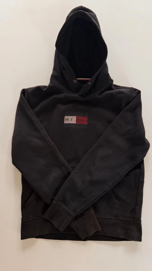 Svart Tommy Hilfiger hoodie - En svart Tommy Hilfiger hoodie. Storlek S              Logan på bröstet. Knappt använd