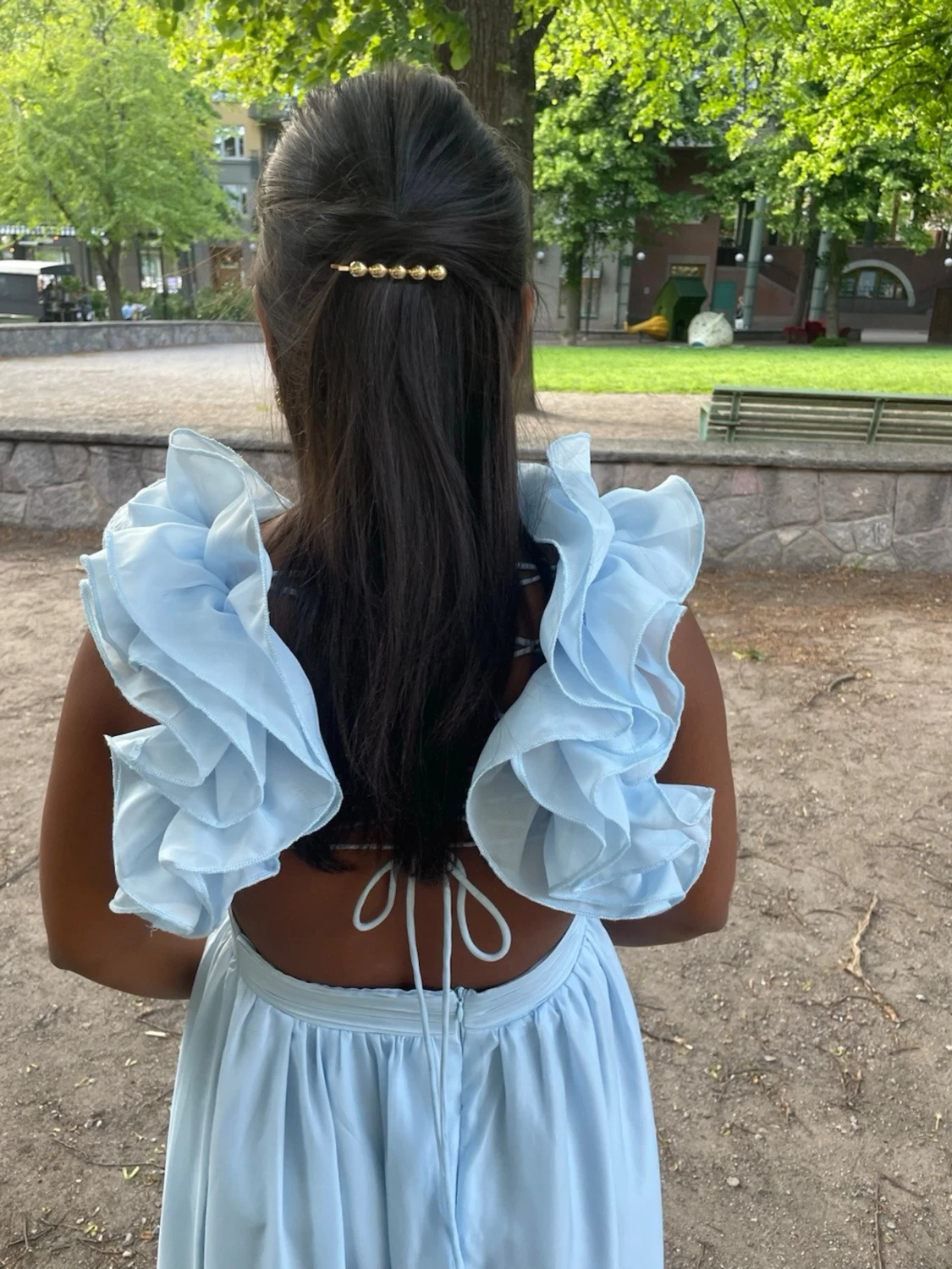 Ljusblå långklänning med snygg volang på axel