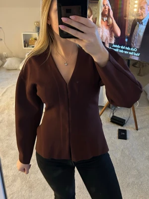 Vinröd populär kofta från Zara - Säljer då den inte kommer till användning, endast använd en gång!🥰