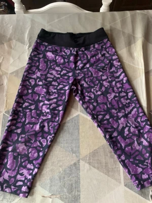 ~Mönstrade leggings lila/svart 134/140~ - Snygga träningsleggings från PXS (Phelix Sports).           I lila/svart mönster💜. Sköna och stretchiga med bred, bekväm midja. Perfekta för träning, gymnastik eller vardag. Storlek 134/140. I fint skick.💜