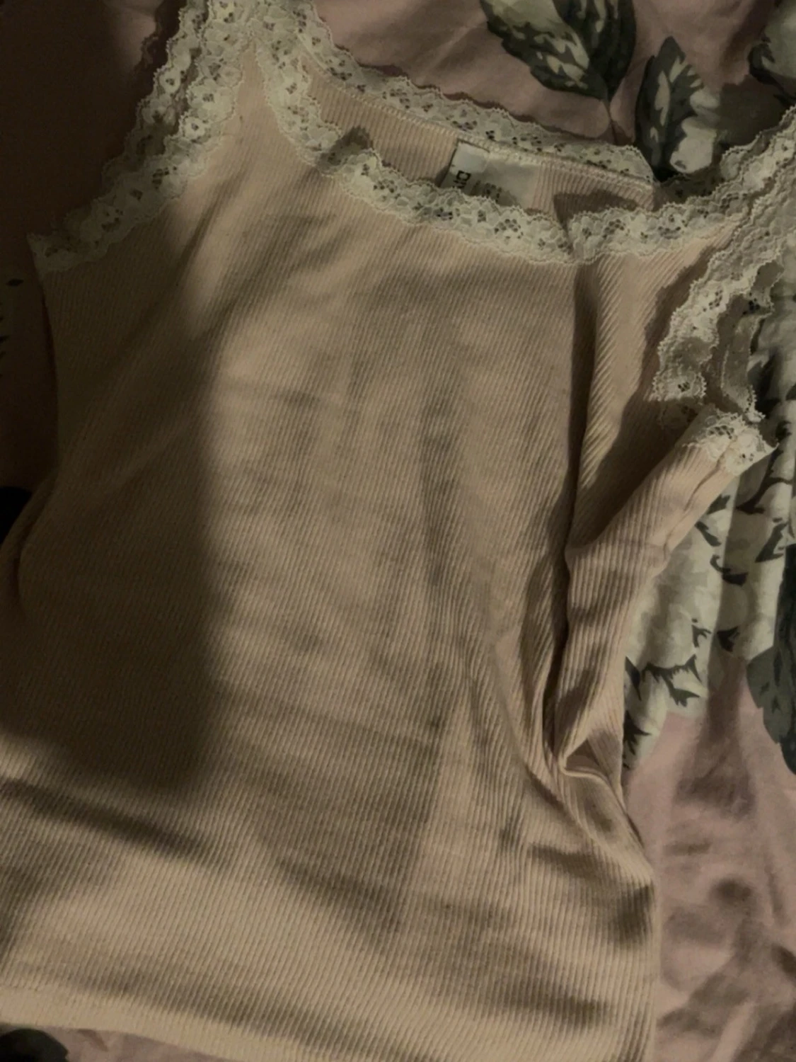 Rosa ribbad linnetopp med spets