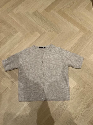 Beige kofta med pärlknappar från 157 - Säljer denna fina stickade tröjan/kofta ifrån lager 157 i st s. Har endast använt 3 gånger så den är fin. Skriv om ni vill ha bild på💕