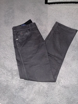 Tommy Hilfiger Jeans - Jeans från Tommy Hilfiger, storlek L34 W30, hör av dig med frågor och prisförslag. Kan sänka pris vid snabb affär!