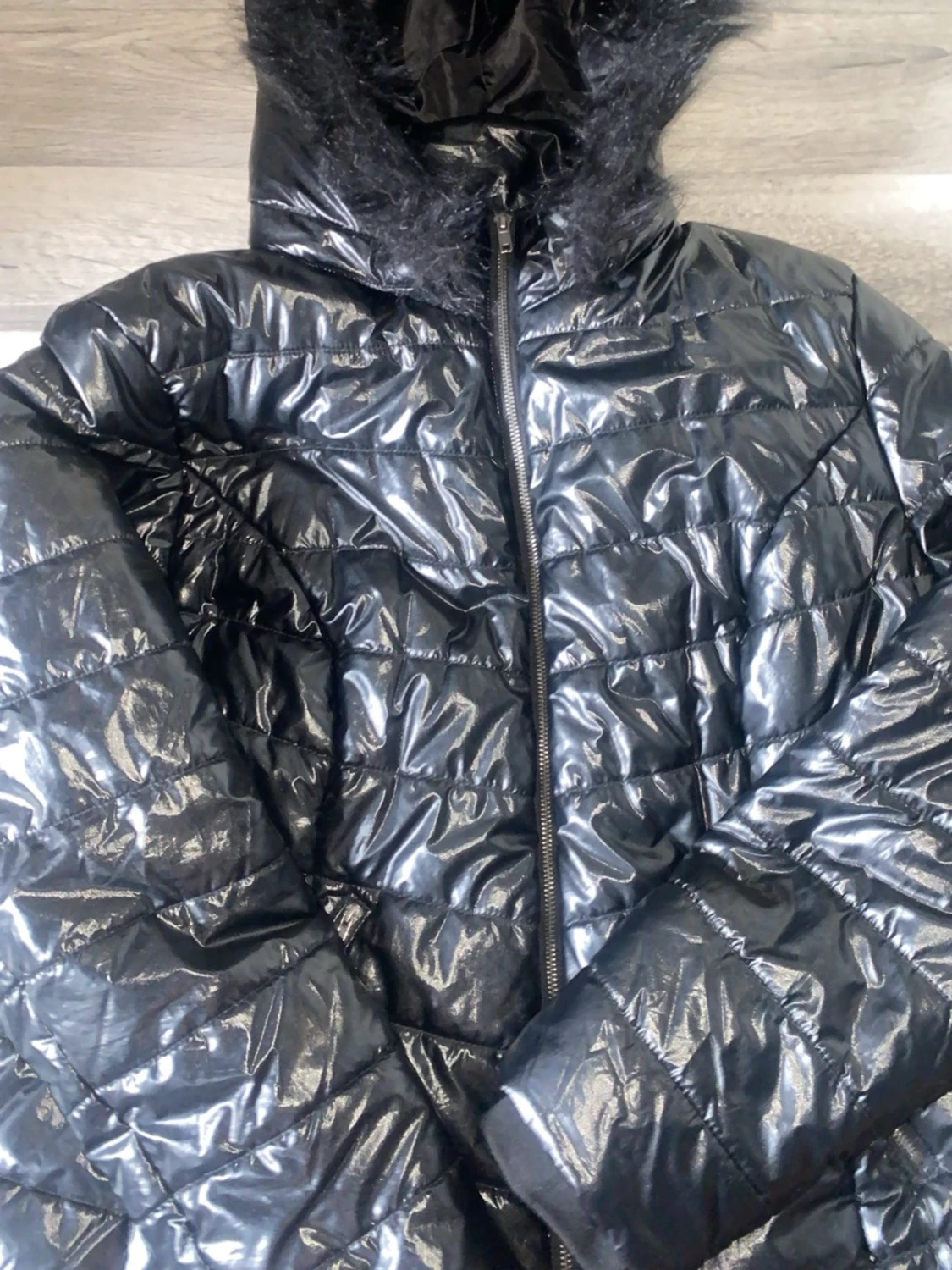 Svart glansig pufferjacka med fuskpäls - 1