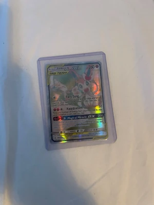 Pokémon kort - Säljer fint Pokémon kort som egentligen är värt 5000 ungraded. Väldigt fin design passar perfekt för folk som antingen samlar eller spelar Pokémon. Funkar för både erfarna och nybörjare.