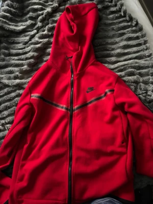Röd Nike Tech Zip Up - Röd nike tech, riktigt skön