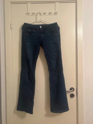 Mörkblåa jeans - Bra skicka använd fåtals gånger från Gina tricot i storlek 158. Passar nog längden 158-163 cm