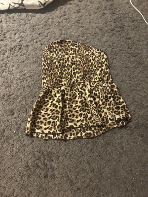 Leopardmönstrad bandeau topp SHEIN - Leopard tröja från SHEIN, kan även användas som kjol