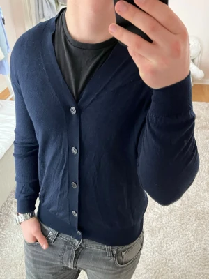 Stickad cardigan från Mango - Cardigan | Mycket bra skick | Size - L | Pris 399 | Hör av dig vid minsta fråga eller fundering📩