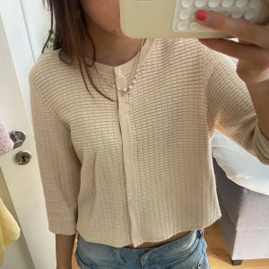 Beige ribbad kofta - Jättefin kofta med trekvartsärmar från STOCKH LM! Kom privat för mått eller fler bilder💓storlek M men passar S också! 