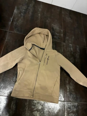 Sail racing - Säljer nu min feta sailracing tröja i färgen beige! Den är i storlek 140 i barn!