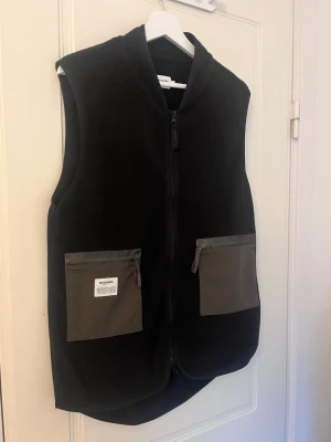 Svart fleeceväst Resteröds - Svart väst i fleece perfekt att bygga lager med eller ha över en tröja under varmare månader. Toppenfickor finns ju också, man får plats med allt:) Stor i storleken! 
