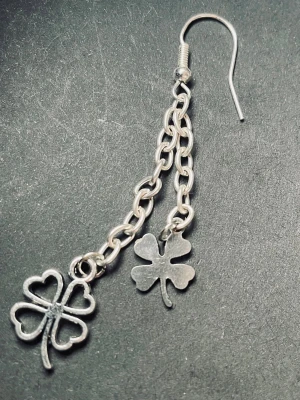 By prisförslag- 1 silvrigt örhänge med klöver  - By prisförslag- 1 silvrigt örhänge med klöver 