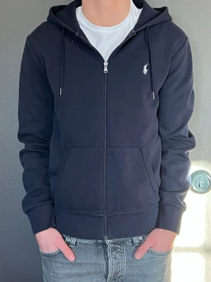 Ralph Lauren Zip Hoodie - Tja! 🌟Säljer Denna Snygga Och Välvårdade Ralph Lauren Zip Hoodien I Storlek S Då Den Knappt Kommer Till Användning Längre. Den Är I Otroligt Fint Skick Och Sällan Använd! Tveka Inte Att Höra Av Er Vid Frågor! 😊