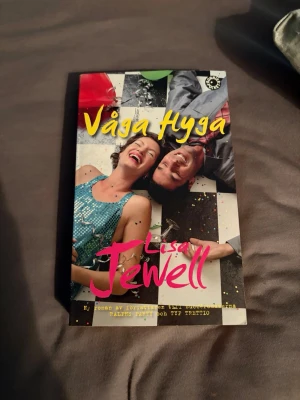 Våga Hyga - En underhållande och tät roman om vänskap, kärlek och att våga ta ansvar för sig själv och andra. Perfekt för dig som gillar dråpliga, roliga berättelser med en allvarligare underton. Passar unga vuxna som vill ha både skratt och känslor.