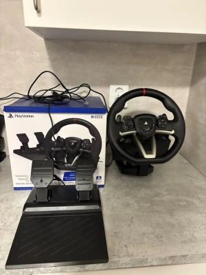 Hori Racing Wheel Apex (RWA) för PlayStation - Hori Racing Wheel Apex (RWA) ratt och pedaler för PlayStation 4/5. Perfekt för racing- och bilspel, kompatibel med Gran Turismo 7. Komplett med originalkartong och kablar. Mycket fint skick, inga synliga skador eller slitage. Aldrig använt den själv bara byggt upp den.