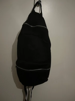 Ryggsäck  - Svart hålig ryggsäck från weekday💗